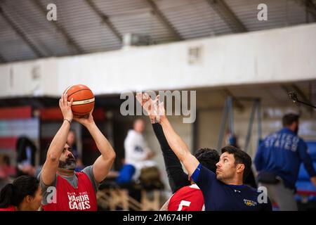 Sportler bereiten sich auf die Invictus Games 2022 vor, indem sie während des Invictus Games Team U.S. 2022 im Rollstuhl-Basketball trainieren Trainingslager, Fort Belvoir, Virginia, 9. April 2022. Team U.S ist Teil von mehr als 500 Teilnehmern aus 20 Ländern, die an den Invictus Games The Hague 2020 teilnehmen werden, die zehn adaptive Sportarten wie Bogenschießen, Spielfeld, Rudern in der Halle, Krafttraining, Schwimmen, Laufbahn, Sitzen Volleyball, Rollstuhl-Basketball, Rollstuhl-Rubin, Und eine Herausforderung. Stockfoto