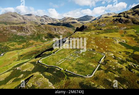 Hardknott Roman Fort Mediobogdum auf Hardknott Fell. Lake District Nationalpark, Cumbria. Aus der Luft, über Upper Eskdale nach Scafell und Bowfell Stockfoto