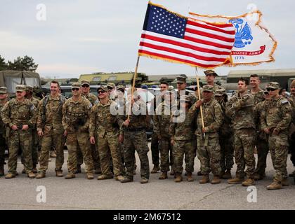 CAMP NOVO SELO, KOSOVO – USA Die Soldaten der Armee stehen kurz vor dem Beginn des dänischen Kontingents im Camp Novo Selo, Kosovo, am 8. April 2022 zusammen. Mehr als 800 Mitglieder der Kosovo-Streitkräfte nahmen am 25 km langen DANCON-Marsch Teil, um die physische Bereitschaft der Partnerarmeen zu demonstrieren und unter den Teilnehmern einen Korps-Esprit aufzubauen. Stockfoto