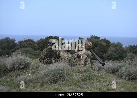 USA Fallschirmjäger der Armee mit 2. Bataillons, 503. Fallschirm-Infanterie-Regiment, 173. Luftwaffe und einem kroatischen Soldaten des kroatischen Luftwaffenregiments bereiten sich darauf vor, einen FIM-92 Stinger im Rahmen von Training Shield 22, 9. April 2022 in der Nähe von Pula, Kroatien, abzufeuern. Übungsschild ist eine jährliche kroatische Luftverteidigungsübung, die darauf abzielt, die Durchführung der Luftverteidigungsaufgaben bei beweglichen Zielen in niedriger und mittlerer Höhe zu stärken. Während der Übung haben die 173. Bordseitige Brigade und das kroatische Luftregissement gemeinsame Schulungen zu Taktiken, Techniken und Verfahren der Luftwaffe absolviert Stockfoto