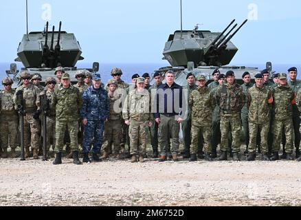 Der kroatische Präsident Zoran Milanović und Oberst General Boris Šerić, Befehlshaber der kroatischen Landstreitkräfte, führen im Rahmen der Übung Shield 22 vom 9. April 2022 in der Nähe von Pula, Kroatien, eine Überprüfung der Truppen durch. Übungsschild ist eine jährliche kroatische Luftverteidigungsübung, die darauf abzielt, die Durchführung der Luftverteidigungsaufgaben bei beweglichen Zielen in niedriger und mittlerer Höhe zu stärken. Während der Übung übten die 173. Bordseitige Brigade und das kroatische Luftschutzregiment gemeinsame Schulungen zu Taktiken, Techniken und Verfahren der Luftraumabwehr aus, um die Luftraumkontrolle, Dekonfliction und Überwachung sowie die gezielte Ausrichtung auf an zu umfassen Stockfoto