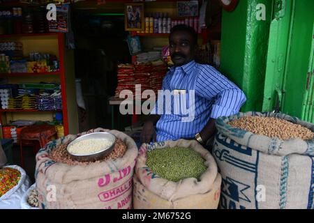 Ein kleines Lebensmittelgeschäft, das Bohnen und Hülsenfrüchte verkauft. Madurai, Tamil Nadu, Indien. Stockfoto