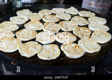 Roti/Paratha-Brot in einem kleinen Restaurant in Madurai, Tamil Nadu, Indien. Stockfoto