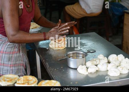 Roti/Paratha-Brot in einem kleinen Restaurant in Madurai, Tamil Nadu, Indien. Stockfoto