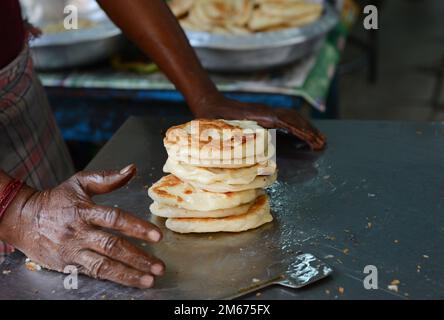 Roti/Paratha-Brot in einem kleinen Restaurant in Madurai, Tamil Nadu, Indien. Stockfoto