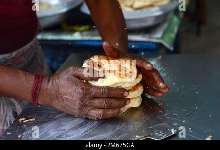 Roti/Paratha-Brot in einem kleinen Restaurant in Madurai, Tamil Nadu, Indien. Stockfoto