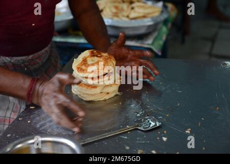 Roti/Paratha-Brot in einem kleinen Restaurant in Madurai, Tamil Nadu, Indien. Stockfoto