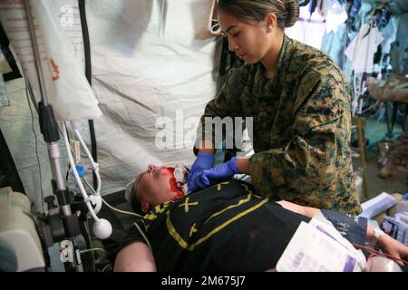 USA Navy Hospital Corpsman 2. Klasse Rochelle Angeles mit 1. medizinischem Bataillon, 1. Marine Logistics Group, I Marine Expeditionary Force, kleidet eine Wunde an einem simulierten Patienten während einer Marine Corps Kampfbereitschaft Übung in Camp Pendleton, Kalifornien, 9. April 2022. 1. Medizinisches Bataillon führte ein MCCRE durch, um die Effektivität und Bereitschaft der Einheit zu bewerten. Stockfoto