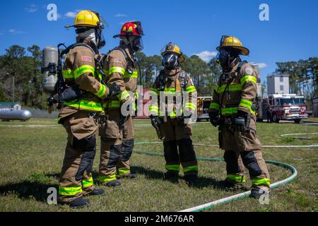 Feuerwehrleute mit Camp Lejeune Feuerwehr und Rettungsdienste bereiten sich darauf vor, eine Flughafen Feuerwehrleute Praktiker auf dem Marinekorps Basis Camp Lejeune, North Carolina, 9. April 2022 zu führen. Alle Mitarbeiter von Camp Lejeune Fire and Emergency Services müssen eine Feuerwehrzertifizierung am Flughafen erhalten, um jede Mission an Bord der Marine Corps Air Station New River zu unterstützen. Stockfoto