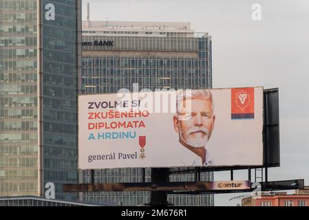 Prag, Tschechische Republik. 02. Januar 2023. Plakatwand für den Präsidentschaftskandidaten Petr Pavel, ehemaliger Militärgeneral, auf der Straße von Prag. Die erste Runde der Präsidentschaftswahlen in der Tschechischen Republik findet am 13. Und 14. Januar 2023 statt. Nach aktuellen Wahlumfragen sind Petr Pavel, Danuse Nerudova und der ehemalige Premierminister Andrej Babis Kandidaten mit den höchsten Chancen, es zur zweiten Wahlrunde zu schaffen. (Foto: Tomas Tkacik/SOPA Images/Sipa USA) Guthaben: SIPA USA/Alamy Live News Stockfoto