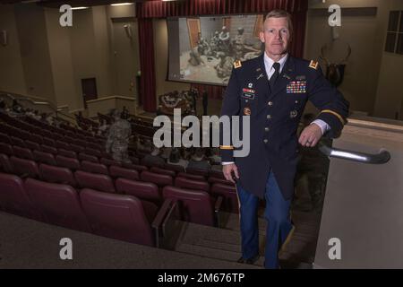 Barrett Bishop schloss 2004 die Boise State University und das Army ROTC-Programm der Idaho Army National Guard ab. Barrett lebt seit seinem zweijährigen Lebensjahr in Idaho und trat in die Fußstapfen der Idaho Army National Guard. Barrett studierte in der Sekundarstufe und erhielt ein Lehrzeugnis. Er ist jetzt Befehlshaber der Offiziersanwärterschule der Nationalgarde Idaho. Das Frühjahrssemester 2022 der Boise State University für das Bronco-Bataillon ist zu Ende. Mehrere Kadetten erhielten ihre provision am Freitag, den 6. Mai 2022, mit Familie, Freunden und anderen Kadetten Celeb Stockfoto