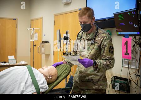 Soldaten des 921. Field Hospital (FH) aus Bell, Kalifornien, und der 1979. Forward Surgical Resusitive Detachment (FRSD) aus Little Rock, Arkansas, führen am 8. Und 10. April 2022 an der Mayo Clinic in Rochester, Minnesota, ein TeamSTEPPS-Training durch. TeamSTEPPS ist ein evidenzbasiertes Set von Tools für die Teamarbeit, die darauf abzielen, die Patientenergebnisse durch Verbesserung der Kommunikation und Teamarbeit unter den medizinischen Fachkräften zu optimieren. Die Fertigkeiten werden in Vorlesungen und praktischen Übungen vermittelt, um sich durch praktische Übungen zu verbessern. „Es werden Tools eingesetzt, die wir kommunizieren können, egal, welche Einheit Sie sind, w Stockfoto