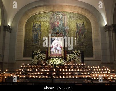 Manila, Philippinen. 02. Januar 2023. Das Porträt des verstorbenen Papstes Emeritus Benedict XVI ist in der Christus-Königskapelle in der Kathedrale von Manila installiert. Katholische Anhänger zollen Papst Emeritus Benedict XVI ihren letzten Respekt, indem sie Gebete aussprechen, Kerzen anzünden und am Montag, den 2. Januar, das Beileidsbuch für den späten Pontifex in der Christus-Königskapelle der Kathedrale von Manila schreiben. Der verstorbene Papst, dessen Geburtsname Joseph Aloisius Ratzinger war, starb letzten 31. Dezember 2022 im Alter von 95 Jahren im Kloster Hook Ecclesiae in der Vatikanstadt. Kredit: SOPA Images Limited/Alamy Live News Stockfoto