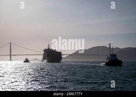 Das Motorschiff Wan Hai 176 wird am 10. April 2022 durch die Bucht von San Francisco gezogen. Der Wan Hai 176, ein Schiff unter der Flagge Singapurs mit 21 Personen an Bord, meldete einen Verlust an Maschinenleistung und treibt am 8. April in den Wachposten der Küstenwache in San Francisco. Stockfoto