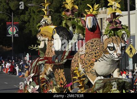 Pasadena, Usa. 02. Januar 2023. Der „Welcome to the Jungle“-Float von Western Asset, Gewinner des Judges Award, fährt während des 134. Jährlichen Tournament of Roses Parade, das am Montag, den 2. Januar 2023 in Pasadena, Kalifornien stattfindet, den Colorado Boulevard hinunter. Foto: Jim Ruymen/UPI. Kredit: UPI/Alamy Live News Stockfoto