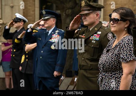 Brigg. General Clinton Murray, kommandierender General des Brooke Army Medical Center, salutiert mit anderen Militärführern während des All Veterans Memorial Service in San Antonio, Texas, 10. April 2022. Der All Veterans Memorial Service ist die älteste militärische Veranstaltung in Fiesta San Antonio und wird vom Alamo Chapter der Vietnam Veterans of America ausgerichtet. Der Gottesdienst wird von Veteranen, Ehepartnern und Überlebenden, Veteranengruppen und der Öffentlichkeit besucht und ehrt die Opfer vergangener und gegenwärtiger US-Militärmitglieder. Stockfoto