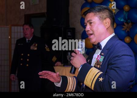 YOKOSUKA, Japan (10. April 2022) Rear ADM. Butch Dollaga, Commander, Submarine Group 7, spricht während des Submarine Geburtstagsballs 122. bei Commander Fleet Activities Yokosuka, 10. April 2022. Der Ball wurde von der Submarine-Gruppe 7 koordiniert, die vorwärtsstationierte Kampftruppen über das gesamte Spektrum der Unterwasserkriegsführung im westlichen Pazifik, im Indischen Ozean und im Arabischen Meer leitet. Stockfoto