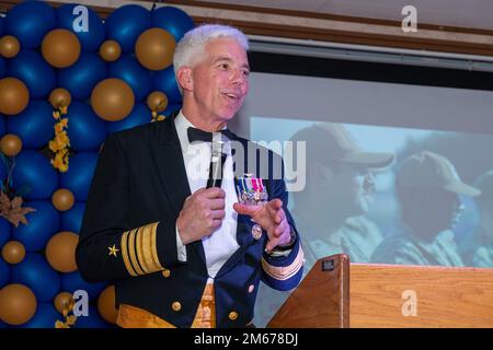 YOKOSUKA, Japan (10. April 2022) Vizeadmiral Karl Thomas, Befehlshaber der US-7.-Flotte, spricht anlässlich des Submarine-Geburtstagsballs 122. bei Commander Fleet Activities Yokosuka, 10. April 2022. Der Ball wurde von der Submarine-Gruppe 7 koordiniert, die vorwärtsstationierte Kampftruppen über das gesamte Spektrum der Unterwasserkriegsführung im westlichen Pazifik, im Indischen Ozean und im Arabischen Meer leitet. Stockfoto