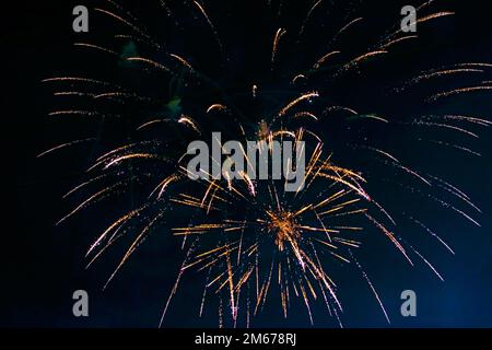 Preiswert, preiswert, schönes Feuerwerk in der Stadt, vor dem Hintergrund des Nachthimmels. Hochwertige Fotos Stockfoto