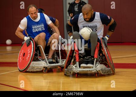 US-Rentner Army SPC. Brent Knolic, ein Invictus Games-Teilnehmer, nimmt am 10. April 2022 an einer Dreharbeiten Teil, während des Rugby-Trainings in Fort Belvoir, VA. Team U.S ist Teil von mehr als 500 Teilnehmern aus 20 Ländern, die an den Invictus Games The Hague 2020 teilnehmen werden, die zehn adaptive Sportarten wie Bogenschießen, Spielfeld, Rudern in der Halle, Krafttraining, Schwimmen, Laufbahn, Sitzen Volleyball, Rollstuhl-Basketball, Rollstuhl-Rubin, Und eine Herausforderung. Stockfoto