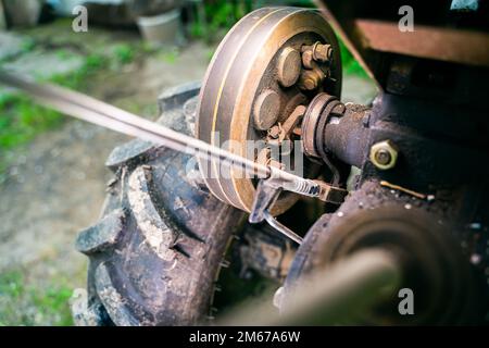 Hinter der Traktorrolle mit zwei Riemen in Nahaufnahme. Traktor für die Landwirtschaft, Landmaschinen Stockfoto