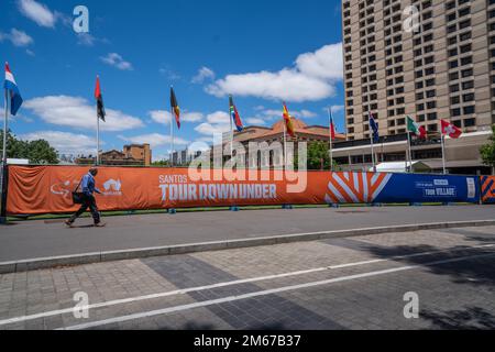 Adelaide, Australien. 3 . Januar 2023 . Banner werden auf dem Victoria Square Adelaide ausgestellt, um für das Radrennen „Santos Tour Down Under“ zu werben. Das Radrennen „Tour Down Under“ findet ab dem 13-22. Januar in Adelaide, Südaustralien, statt und ist traditionell die Eröffnungsveranstaltung der UCI World Tour und umfasst alle 19 UCI WorldTeams. Kredit: amer Ghazzal/Alamy Live News Stockfoto