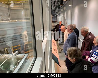 Freiwillige und Mitarbeiter des Hampton Roads Naval Museum in Norfolk, Virginia, erhalten eine Führung durch einige der Artefakte und historischen Ausstellungen im Mariners Museum in Newport News, Virginia. Die Tour ermöglichte ein besseres Verständnis der Marinegeschichte der Hampton Roads, Virginia Region. Stockfoto