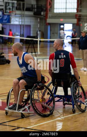 Team US-Athleten, trainiert für Rollstuhlbesketball, während des Invictus Games Team U.S. Trainingslager in Fort Belvoir, Virginia, am 8. April 2022. Team U.S. ist Teil von mehr als 500 Teilnehmern aus 20 Ländern, die an diesem Multisport-Event mit zehn adaptiven Sportarten teilnehmen werden, darunter Bogenschießen, Spielfeld, Rudern in der Halle, Krafttraining, Schwimmen, Leichtathletik, Sitzen Volleyball, Rollstuhl-Basketball, Rollstuhl-Rugby, Und eine Herausforderung. Stockfoto