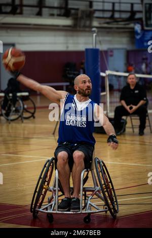 US-Rentner Staff Sgt. Shawn Runnells, Team U.S., trainiert für Rollstuhl Basketball Training, während des Invictus Games Team U.S. Trainingslager in Fort Belvoir, Virginia, am 11. April 2022. Team U.S. ist Teil von mehr als 500 Teilnehmern aus 20 Ländern, die an diesem Multisport-Event mit zehn adaptiven Sportarten teilnehmen werden, darunter Bogenschießen, Spielfeld, Rudern in der Halle, Krafttraining, Schwimmen, Leichtathletik, Sitzen Volleyball, Rollstuhl-Basketball, Rollstuhl-Rugby, Und eine Herausforderung. Stockfoto