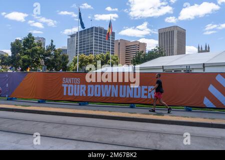 Adelaide, Australien. 3 . Januar 2023 . Banner werden auf dem Victoria Square Adelaide ausgestellt, um für das Radrennen „Santos Tour Down Under“ zu werben. Das Radrennen „Tour Down Under“ findet ab dem 13-22. Januar in Adelaide, Südaustralien, statt und ist traditionell die Eröffnungsveranstaltung der UCI World Tour und umfasst alle 19 UCI WorldTeams. Kredit: amer Ghazzal/Alamy Live News Stockfoto