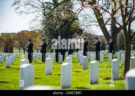 Eine Feuertruppe aus den 3D USA Das Infanterie Regiment (die alte Garde) feuert Volleys mit 3 Gewehren als Teil der militärischen Bestattungsfeier mit Begräbnisbegleitung für die USA ab Charles Lee in Sektion 33 des Arlington National Cemetery, Arlington, Virginia, 11. April 2022. Pressemitteilung der Defense POW/MIA Accounting Agency (DPAA): Im Juli 1950 war Lee Mitglied der Firma K, 3. Bataillon, 34. Infanterieregiment, 24. Infanterieabteilung. Er wurde am 20. Juli als vermisst gemeldet, nachdem seine Einheit gezwungen war, sich aus der Umgebung von Taejon, Südkorea, zurückzuziehen. Er wurde nie gefunden, noch wurden Überreste zurückgeholt Stockfoto