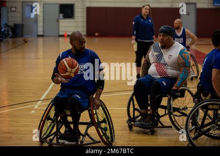 US-Rentner Army SPC. Brent Knolic, Team U.S., dribbelt beim Rollstuhl-Basketballtraining während des Invictus Games Team U.S. einen Basketball Trainingslager in Fort Belvoir, Virginia, am 11. April 2022. Team U.S. ist Teil von mehr als 500 Teilnehmern aus 20 Ländern, die an diesem Multisport-Event mit zehn adaptiven Sportarten teilnehmen werden, darunter Bogenschießen, Spielfeld, Rudern in der Halle, Krafttraining, Schwimmen, Leichtathletik, Sitzen Volleyball, Rollstuhl-Basketball, Rollstuhl-Rugby, Und eine Herausforderung. Stockfoto