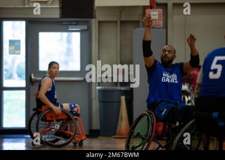 US-Rentner Army SPC. Brent Knolic, Team U.S., schießt während des Invictus Games Team U.S. beim Rollstuhl-Basketballtraining einen Basketball Trainingslager in Fort Belvoir, Virginia, am 11. April 2022. Team U.S. ist Teil von mehr als 500 Teilnehmern aus 20 Ländern, die an diesem Multisport-Event mit zehn adaptiven Sportarten teilnehmen werden, darunter Bogenschießen, Spielfeld, Rudern in der Halle, Krafttraining, Schwimmen, Leichtathletik, Sitzen Volleyball, Rollstuhl-Basketball, Rollstuhl-Rugby, Und eine Herausforderung. Stockfoto