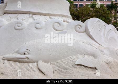 Eine Sandskulptur von Mark Mason und Team Sandtastic zeigt einen Delfin in West Palm Beach, Florida, USA. Stockfoto