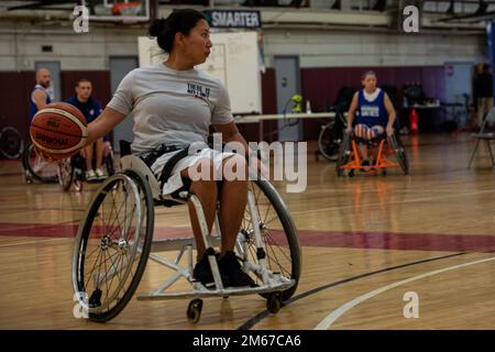 US-Rentner Army Sgt. 1. Class Gabi Cha, Team U.S., trainiert für Rollstuhl Basketball Training, während des Invictus Games Team U.S. Trainingslager in Fort Belvoir, Virginia, am 11. April 2022. Team U.S. ist Teil von mehr als 500 Teilnehmern aus 20 Ländern, die an diesem Multisport-Event mit zehn adaptiven Sportarten teilnehmen werden, darunter Bogenschießen, Spielfeld, Rudern in der Halle, Krafttraining, Schwimmen, Leichtathletik, Sitzen Volleyball, Rollstuhl-Basketball, Rollstuhl-Rugby, Und eine Herausforderung. Stockfoto