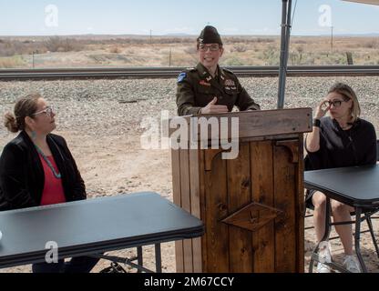 USA Armeekorps der Ingenieure Oberst Julie Balten, Bezirksbefehlshaber von Los Angeles, spricht mit den Teilnehmern über den Little Colorado River im Winslow Flood-Control-Projekt. Ebenfalls abgebildet sind die Bürgermeisterin von Winslow City, Roberta Cano, Left, und Sen. Krysten Sinema, Right, die auch die Projektziele bei einer Podiumsdiskussion und einem Standortbesuch am 11. April in Winslow, Arizona, besprochen haben. Das Projektgebiet umfasst etwa 4,3 km Deiche zur Verringerung des Hochwasserrisikos und Verbesserungen am Little Colorado River in der Nähe von Winslow. Stockfoto