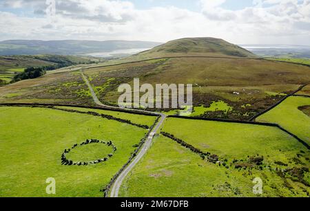 Swinside Stone Circle alias Sunkenkirk. In der Nähe von Broughton in Furness, Cumbria. Neolithisch. S.E. über Knott Hill zur Duddon-Mündung und zur Küste der Irischen See Stockfoto