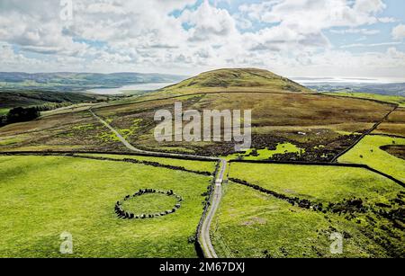 Swinside Stone Circle alias Sunkenkirk. In der Nähe von Broughton in Furness, Cumbria. Neolithisch. S.E. über Knott Hill zur Duddon-Mündung und zur Küste der Irischen See Stockfoto