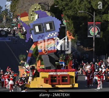 Pasadena, Usa. 02. Januar 2023. Artistic Entertainment Services' „Meet the Subs“ befindet sich auf dem Colorado Boulevard während der 134. Jährlichen Tournament of Roses Parade, die am Montag, den 2. Januar 2023 in Pasadena, Kalifornien stattfindet. Foto: Jim Ruymen/UPI. Kredit: UPI/Alamy Live News Stockfoto