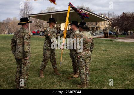 Lieutenant Colonel Justin Malone, 5. Geschwader, 4. Kavallerie-Regiment, 2. Panzerbrigade-Kampfteam, 1. Infanteriedivision, erhält die Farben am 12. April 2022 in Fort Riley, Kansas. Das Übertragen der Farben bedeutet die Übertragung der Verantwortung vom abgehenden Commander auf den ankommenden Commander. Stockfoto