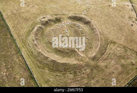 Arbow Low Neolithic henge and stone Circle und angrenzende Bowl Barrow auf Kalksteinbergen bei Bakewell, Derbyshire. Ausgetrocknete Sommertrockenheit Stockfoto