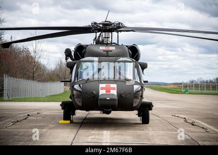 West Virginia National Guard's Company C, 2-104. General Support Aviation Battalion, Aeromedical Evacuation Company (MEDEVAC), erhielt den ersten von sechs neuen Black Hawk-Hubschraubern vom Typ HH-60m „Mike“ in der Army Aviation Support Facility 1, Wood County Airport (KPKB), Williamstown, West Virginia, 12. April 2022. Das HH-60m-Modell wurde von Sikorsky-Flugzeugen für die US-Armee gebaut und wurde speziell für die medizinische Unterstützung aus der Luft und den ambulanten Patiententransport bei schwierigen Wetterbedingungen, Tag und Nacht, entwickelt. Stockfoto