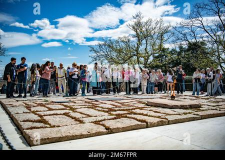 Besucher genießen den Frühling auf dem Grab von John F. Kennedy auf dem Arlington National Cemetery, Arlington, Virginia, 12. April 2022. Stockfoto