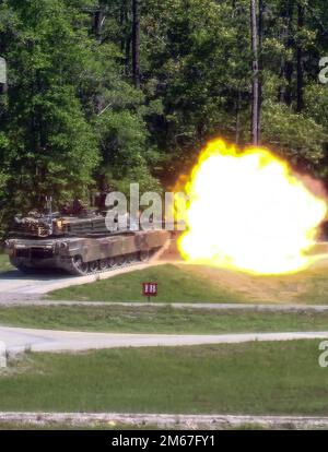 Soldaten des „Panther-Bataillons“, 2. Bataillon, 69. Rüstungsregiment, 2. Kampfteam der Panzerbrigade, 3. Infanterie-Division, feuern 120mm Sabot-Panzer in Vorbereitung auf den bevorstehenden 5. Sullivan-Cup während einer Übung zur Feuerqualifizierung in Fort Stewart, Georgia, am 12. April 2022. Der Sullivan Cup ist ein zweijähriger Wettbewerb, bei dem Panzerteams in Fort Benning zusammenkommen, um individuelle und Mannschaftsfähigkeiten bei verschiedenen körperlichen und geistigen Herausforderungen zu testen und die beste Panzercrew in der Armee und weltweit zu bestimmen. Stockfoto