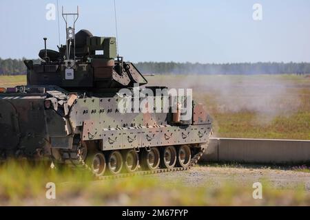 Soldaten, die dem "Hound Battalion" zugeteilt sind, 3. Bataillon, 67. Rüstungsregiment, 2. Kampfteam der Panzerbrigade, 3. Infanteriedivision, betreiben die modernisierten M2A4 Bradley Kampffahrzeuge in Fort Stewart, Georgia, April 12 2022. Die „Spartanische Brigade“, 2. ABCT, 3. ID, ist die Spitze des Speers auf dem Gleitweg der Marne Division, der 2023 aus der Abteilung der modernen Armee hervorgegangen ist. Stockfoto