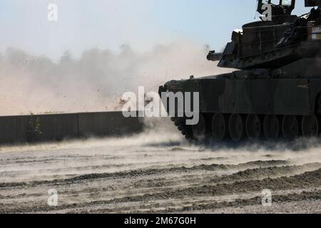 Soldaten des "Panther-Bataillons", 2. Bataillon, 69. Rüstungsregiment, 2. Kampfteam der Panzerbrigade, 3. Infanterie-Division, operieren einen M1A2 SEPv2 Abrams durch die Waffentische, um sich auf den Fort Benning 5. Sullivan Cup im Trainingsbereich von Fort Stewart, Georgia, vorzubereiten, 12. April 2022. Der Sullivan Cup ist ein zweijähriger Wettbewerb, bei dem Panzerteams in Fort Benning zusammenkommen, um individuelle und Mannschaftsfähigkeiten bei verschiedenen körperlichen und geistigen Herausforderungen zu testen und die beste Panzercrew in der Armee und weltweit zu bestimmen. Stockfoto