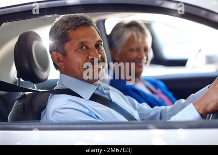 Auf dem Weg zu einem glücklichen Ruhestand. Ein Seniorenpaar, das zusammen im Auto unterwegs ist. Stockfoto
