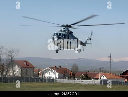 PRISTINA, Kosovo – Ein Helikopter der kroatischen Luftwaffe Mil Mi-8 bereitet sich auf die Landung in Camp Film City in Pristina, Kosovo vor, nachdem ein multinationaler Mehrschiffsflug um das Regionalkommando der Kosovo-Streitkräfte im Osten des Einsatzgebiets vom 12. April 2022 stattfand. Die drei Flugteams aus den USA, Kroatien und der Schweiz nahmen an dem Mehrschiffsflug Teil, um die Fähigkeiten und Interoperabilität bei der Arbeit in einem multinationalen Umfeld zu verbessern. Stockfoto