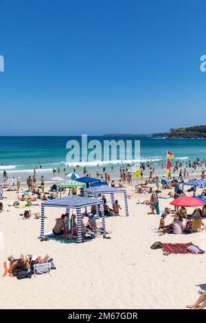 Sydney, Australien. 03. Januar 2023. Dienstag, 3. Januar 2023, wenn die Sommertemperaturen in Sydney auf 28 Grad steigen, strömen Urlauber und Einheimische zum beliebten Bondi Beach in Sydneys östlichen Vororten, um die Sonne in Sydney, Australien, zu genießen. Credit martin Berry @ alamy Live News. Kredit: martin Berry/Alamy Live News Stockfoto