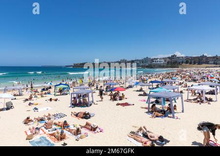 Sydney, Australien. 03. Januar 2023. Dienstag, 3. Januar 2023, wenn die Sommertemperaturen in Sydney auf 28 Grad steigen, strömen Urlauber und Einheimische zum beliebten Bondi Beach in Sydneys östlichen Vororten, um die Sonne in Sydney, Australien, zu genießen. Credit martin Berry @ alamy Live News. Kredit: martin Berry/Alamy Live News Stockfoto